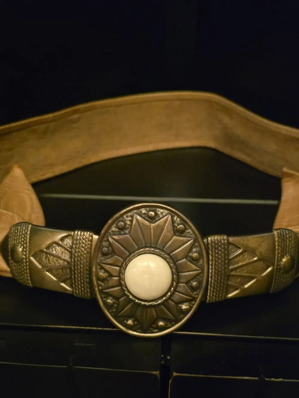 Vintage-Inspired Tan Leather Belt with Decorative Metal Medallion. Great Cond!